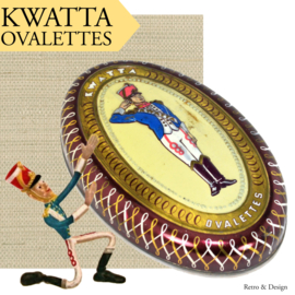 Caja de hojalata ovalada con la imagen de un soldado en la tapa fabricada por chocolate KWATTA