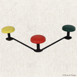 Wandkapstok in gelakt metaal met drie ronde haken, Franse makelij uit de jaren 1950 - 1960