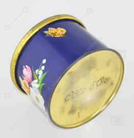 Boîte en fer blanc vintage à pommeau et décor floral de jonquilles, lys et papillon par Côte d'Or