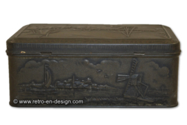Boîte étain avec un paysage en relief pour HEEREN-baai par Douwe Egberts