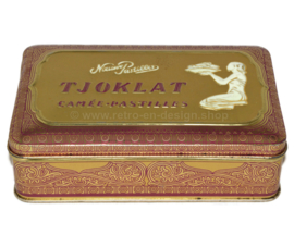 Lata vintage rectangular para pastillas de camafeo TJOKLAT con decoración de oro violeta y mujer arrodillada con cuenco de granos de cacao