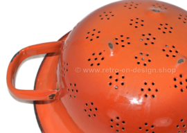 Passoire émaillée en brocante flammée orange avec un intérieur gris et deux anses