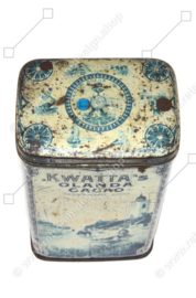 Rectangular tin drum for 1 kg of KWATTA cocoa with a Delft blue tile panel depicting a fishing village