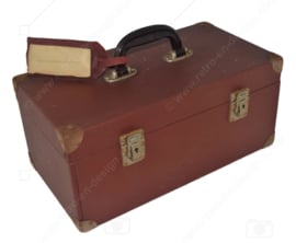 Petite cabine ou valise de voyage en brocante robuste avec garnitures en fer et poignée en bakélite avec étiquette