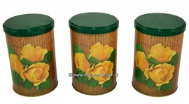 Vintage set Tomado blechdosen. Dekorgelbe Rosen auf Holz