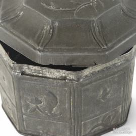 Lata Vintage Verkade Octogonal con Relieve de Pájaros – Art Déco – Caja de Galletas Holandesa – Años 30