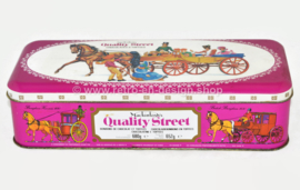 Lata rectangular vintage con tapa con bisagras para Quality Street de Mackintosh
