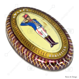 Ovale Blechdose mit Soldatenbild auf dem Deckel aus KWATTA Schokolade