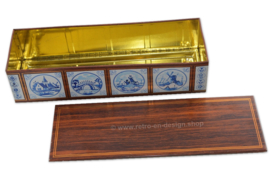 Lata vintage para pan de jengibre con azulejos azules la cerámica de Delft y una tapa con textura de madera