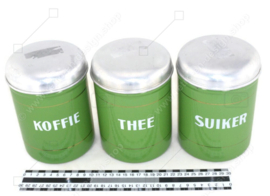 Set aus drei brocante emaillierten Vorratsdosen für Kaffee, Zucker und Tee in Resedagrün mit Goldrand