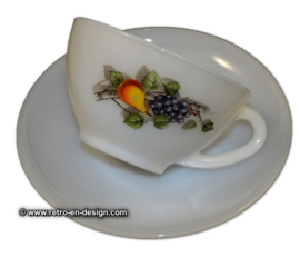 Taza de té o tazón de sopa Arcopal Fruits de France con platillo blanco