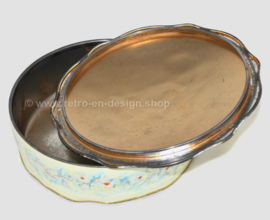 Round biscuit tin with scalloped rim and pastel-coloured flower decoration for Verkade