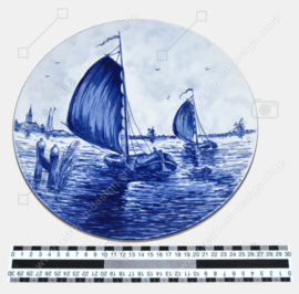 Wandbord of sierbord Delft Blauw handgeschilderd. Voorstelling met zeilbootjes