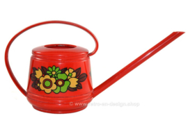 Rote Vintage Plastik Emsa Gießkanne mit Blumendekoration