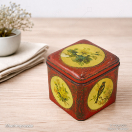 Lata Vintage Cúbica Roja con Motivos de Aves y Flores – Caja Decorativa Metálica – Holanda (1950–1970)