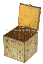 ​Vintage blikken sieradendoosje in kubusvorm met details van edelsteentjes