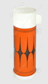 Vintage orangefarbene Plastikthermosflasche mit schwarzem Sternchen muster und weißer Kappe / Tasse