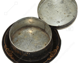 Boîte décorative ronde antique avec soucoupe d'accompagnement.