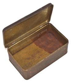 Red / gold tin drum with relief for tobacco by Niemeijer