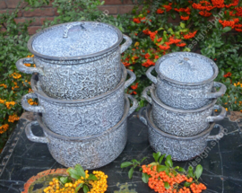 Brocante-Set aus sechs Pfannen aus grauem, wolkigem Emaille mit Deckel