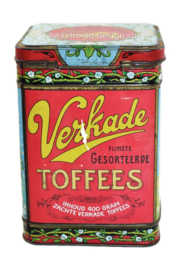 Vintage blikken trommel "Fijnst gesorteerde toffees" van verkade met snoepende meisjes