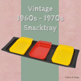 Vintage jaren 60 / 70 snacktray met drie gekleurde losse schaaltjes