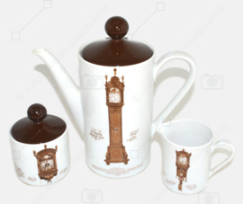 Porseleinen koffiekan, roomkannetje en suikerpot van Nutroma (Klokkenservies)