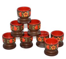 Vintage set van 8 eierdoppen in bruin en rood met bloemmotief