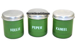 Conjunto antiguo de tres recipientes de esmalte verde reseda para hierbas / especias