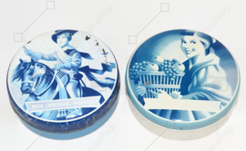 Set van twee blauwe vintage ronde blikken voor Melk-Chocolade pastilles van De Gruyter