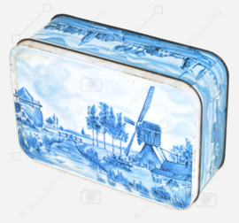 Lata rectangular para galletas de PATRIA con representaciones en azul de Delft de molino de viento y paisaje de pólder
