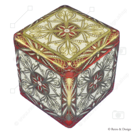 Boîte en forme de cube avec décorations en relief en blanc, rouge et or