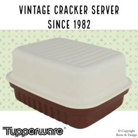 "Experimenta la elegancia atemporal de la Vintage Tupperware 'Kornuit' Cheese Box - ¡Un Retorno con Estilo en Blanco y Marrón Oscuro!