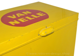 Lata de mostrador de tienda vintage grande y amarilla con la marca "Van Nelle" en un círculo rojo en la tapa