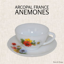 Vintage kop en schotel met veldboeket "Anemones" van Arcopal France.