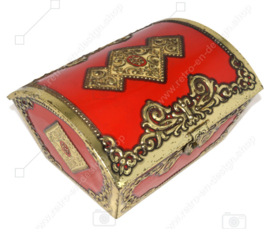Caja grande vintage de hojalata en forma de pentágono rojo con detalles dorados