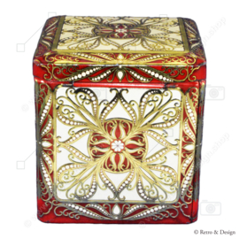 Blikken trommel in kubusmodel met reliefversieringen in wit, rood en goud