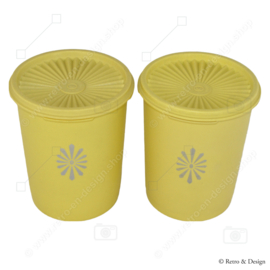 Set aus zwei gelben, hohen, runden Tupperware-Behältern im Vintage-Stil mit silbernem Sunburst-Logo