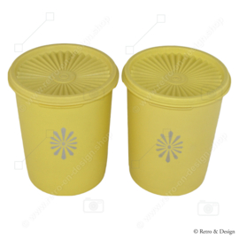 Juego de dos recipientes Tupperware vintage altos redondos amarillos con logotipo de rayos de sol plateados