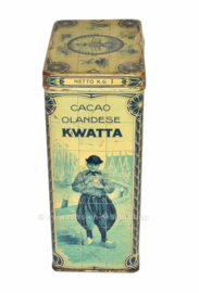 Rechthoekige blikken trommel voor 1 kg KWATTA's gealcaliniseerde cacao "OLANDA" met voorstellingen in een Delftsblauw tegeltableau van een  visserdorp