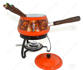 Juego de fondue vintage de esmalte naranja fabricado por Brabantia con estampado floral y mango de madera