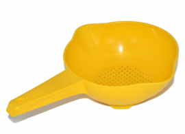 Colador o colador Tupperware amarillo vintage con mango largo