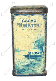 Rectangular tin drum for 1 kg of KWATTA cocoa with a Delft blue tile panel depicting a fishing village