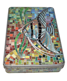 Lata rectangular con una imagen similar a un mosaico de un pez ángel