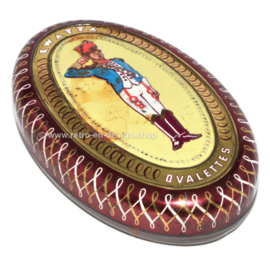 Lata de chocolate ovalada vintage de Kwatta con una imagen de un soldado