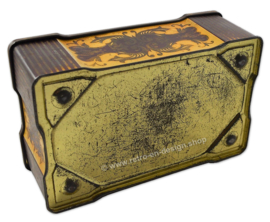 Old scalloped tin with an image of a coach with horses