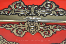 Groot vintage rood blikken kistje met goudkleurig beslag.