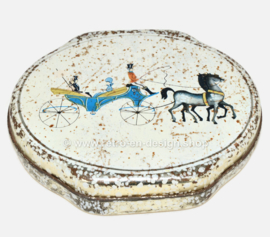 Oval scalloped vintage tin box for ALBERT HEIJN with a depiction of a carriage with horses