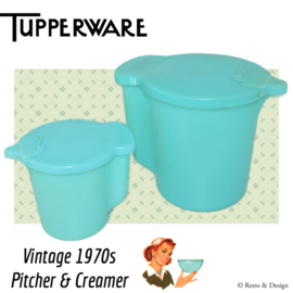 "Entdecken Sie den Charme dieses Vintage-Tupperware-Sets: Milchkännchen und der größere Krug in Pastellblau"