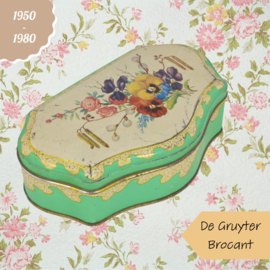 Scalloped green vintage tea tin by DE GRUYTER with floral decoration